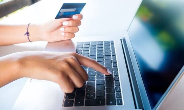 female-hands-keyboard-holding-credit-card-shopping-ecommerce-website_520003-39 المساعدة في التسجيل في وسائل الدفع الإلكترونية